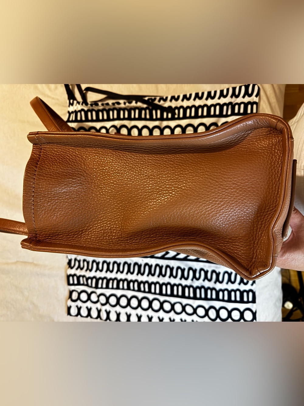 Marc Jacobs The Leather Large Tote Bag (Color: argan oil) - Picture 6 of 13